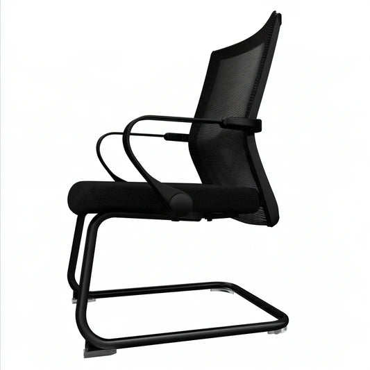 Jastira zwart gestoffeerde stoel met mesh zitting en cantilever basis, geschikt voor kantoor of woonruimte.